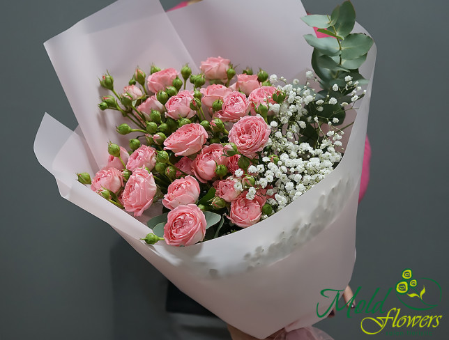 Bouquet of bush roses and baby's breath, ''Tender Feelings'' photo